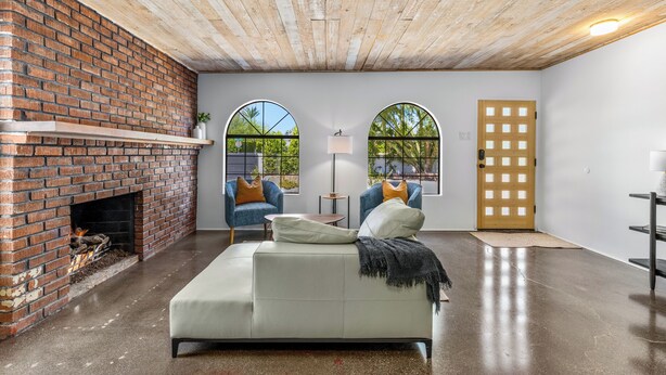 Smart TV, fireplace - Sunny Dreams - Mid-Century Pool & Spa Retreat (Palm Springs)