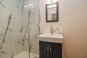 Cottage | Bathroom | Shower, hair dryer