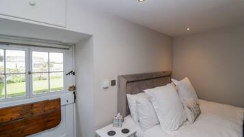 Cottage | 1 bedroom, individually decorated, individually furnished