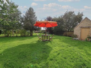 Outdoor dining - The Old Dairy (Chippenham)