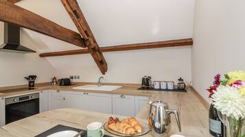 Cottage | Private kitchen | Dishwasher, cookware/dishes/utensils