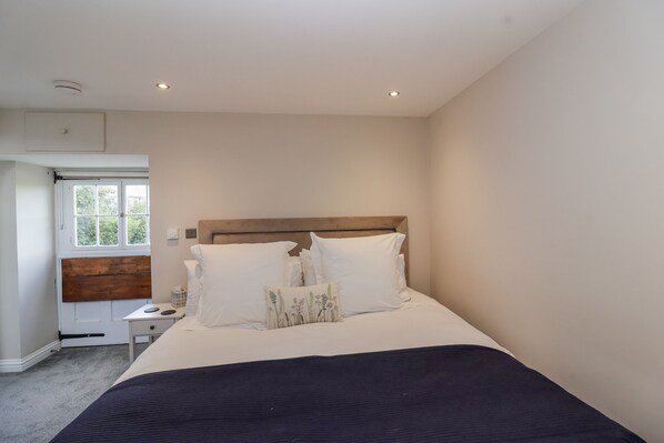 1 bedroom, individually decorated, individually furnished - The Old Dairy (Chippenham)