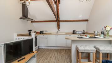 Cottage | Private kitchen | Dishwasher, cookware/dishes/utensils