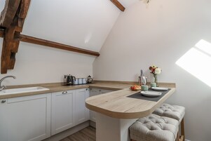 Cottage | Private kitchen | Dishwasher, cookware/dishes/utensils