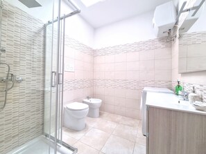 淋浴设施、吹风机、毛巾