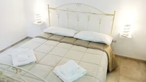1 bedroom, bed sheets