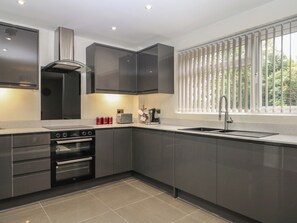 Dishwasher, cookware/dishes/utensils - Walmer Court Farmhouse (Deal)