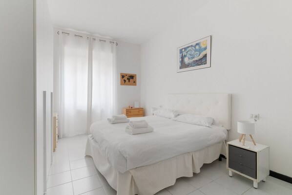 2 habitaciones y tabla de planchar con plancha 