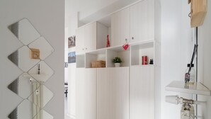 Een moderne keuken met witte kasten, een inbouwfornuis en een hangende lamp.