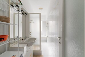 Dusche, Haartrockner, Bidet, Handtücher