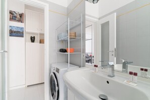 Shower, hair dryer, bidet, towels