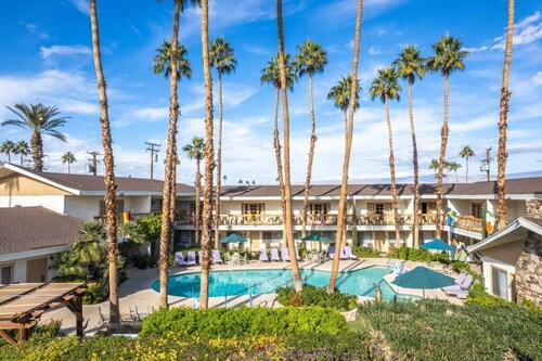 Charming hotel with pool, hot tub, putting green and cafe'