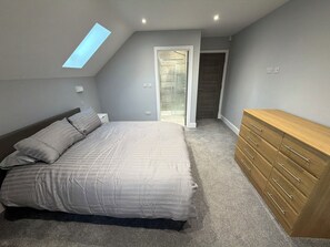 5 bedrooms, desk, iron/ironing board, free WiFi
