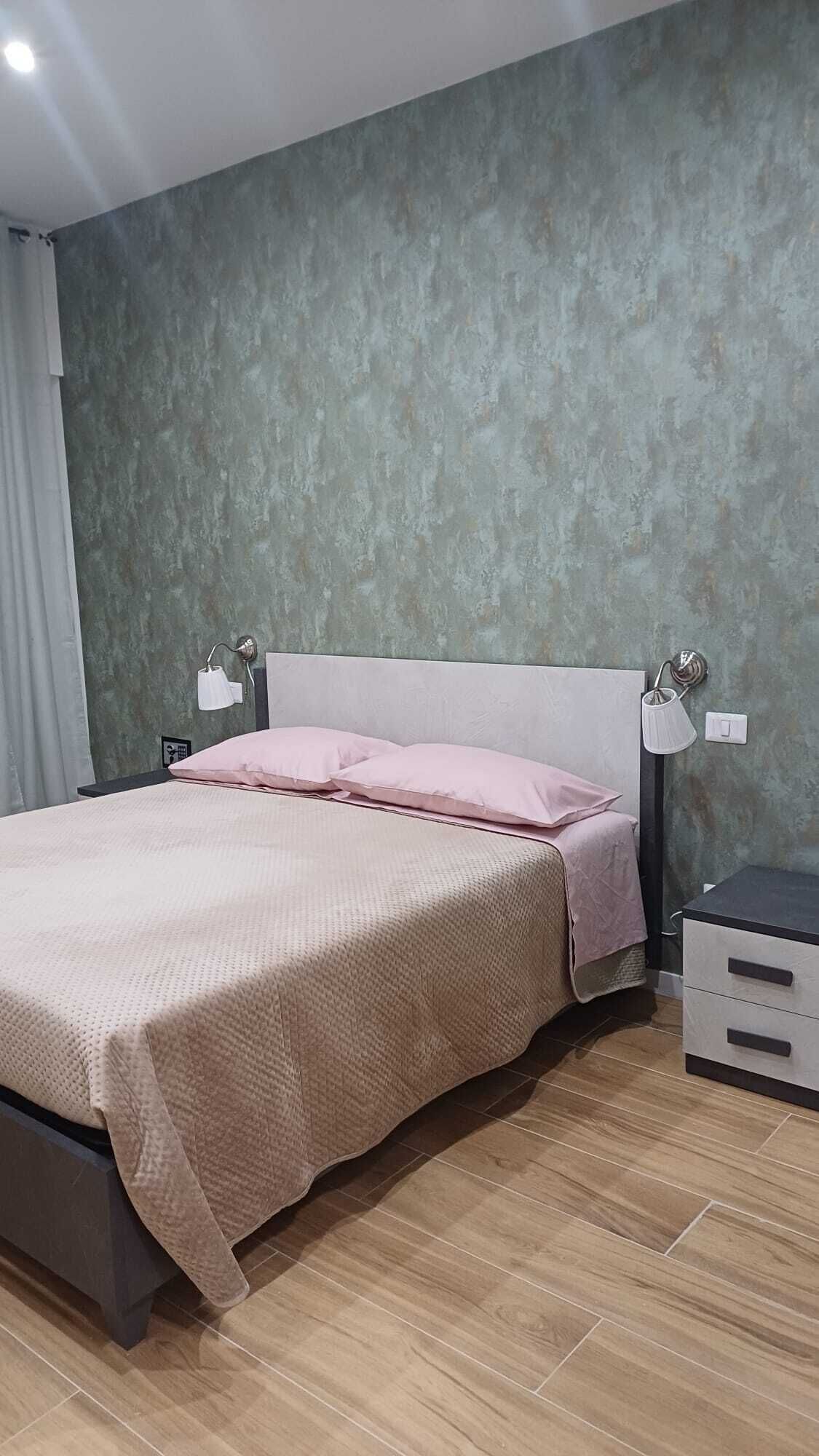 Dubbelrum | Värdeförvaringsskåp på rummet, skrivbord och arbetsyta för laptop