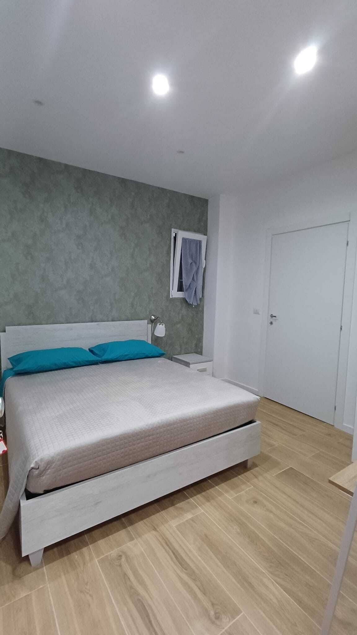 Dubbelrum | Värdeförvaringsskåp på rummet, skrivbord och arbetsyta för laptop