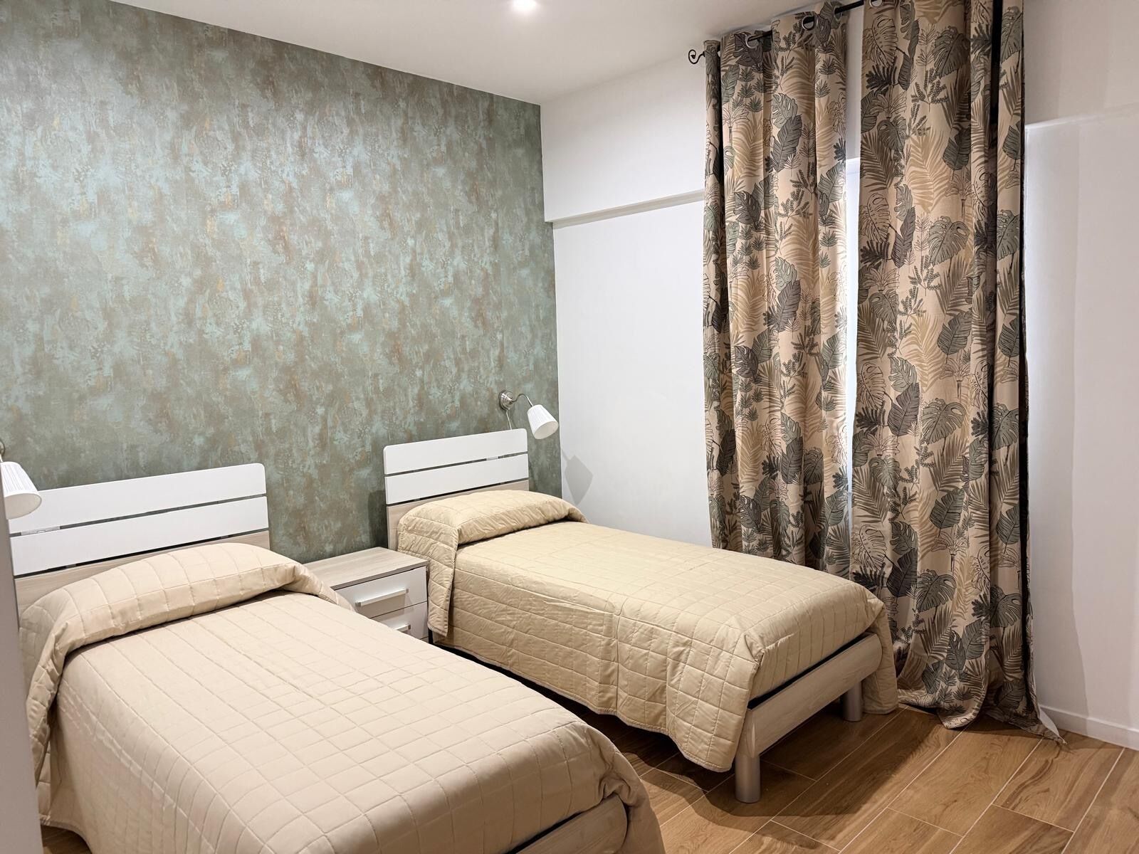 Dubbelrum eller tvåbäddsrum | Värdeförvaringsskåp på rummet, skrivbord och arbetsyta för laptop