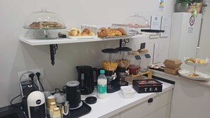 بوفيه فطور مجانًا يوميًا