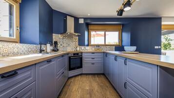 Refrigerador, microondas, horno y lavavajillas