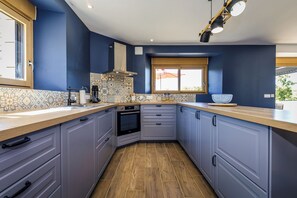 Réfrigérateur, four à micro-ondes, un four, lave-vaisselle