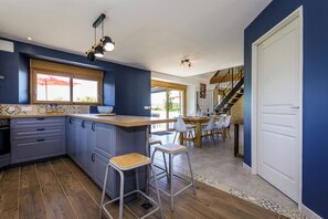 Réfrigérateur, four à micro-ondes, un four, lave-vaisselle