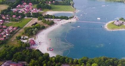 Dat Ferienhuus Aurich-Tannenhausen at the bathing lake! Pet friendly!