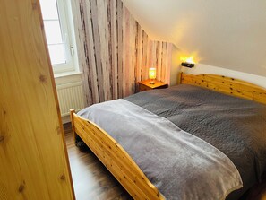 2 bedrooms, travel crib, free WiFi - Dat Ferienhuus Aurich-Tannenhausen at the bathing lake! Pet friendly! (Aurich)