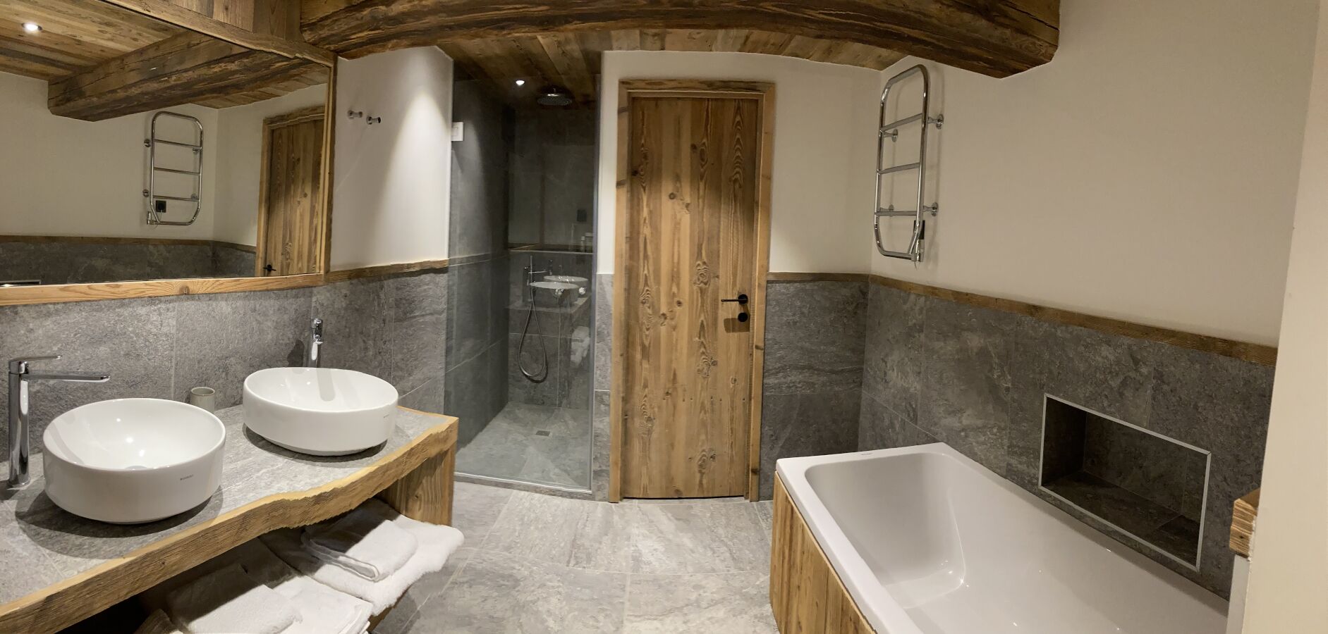 Regadera, toallas, papel de baño 