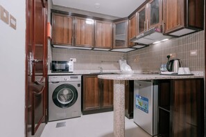 Estudio clásico | Cocina privada | Frigorífico pequeño, microondas, placa de cocina y utensilios de cocina