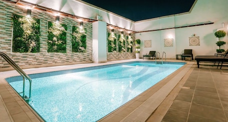 Outdoor pool. Alraya Homes by Betu