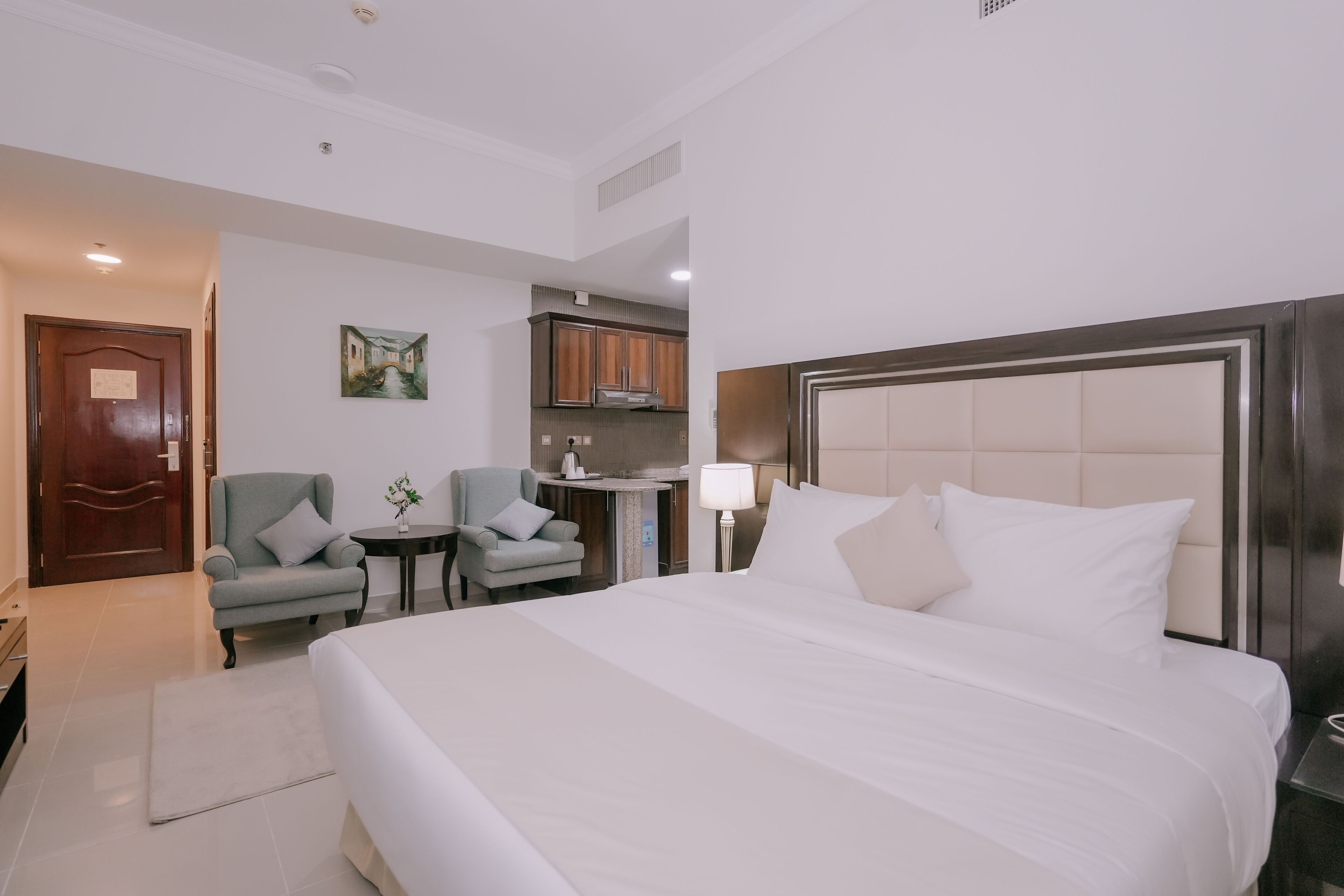 Estudio Deluxe | Escritorio, espacio para trabajar con laptop y insonorización 