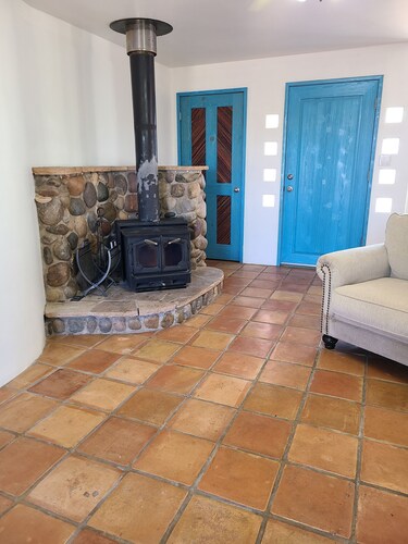 Casa De La Loma, Spacious 4-bedroom house in wonderful Santa Fe with AC.