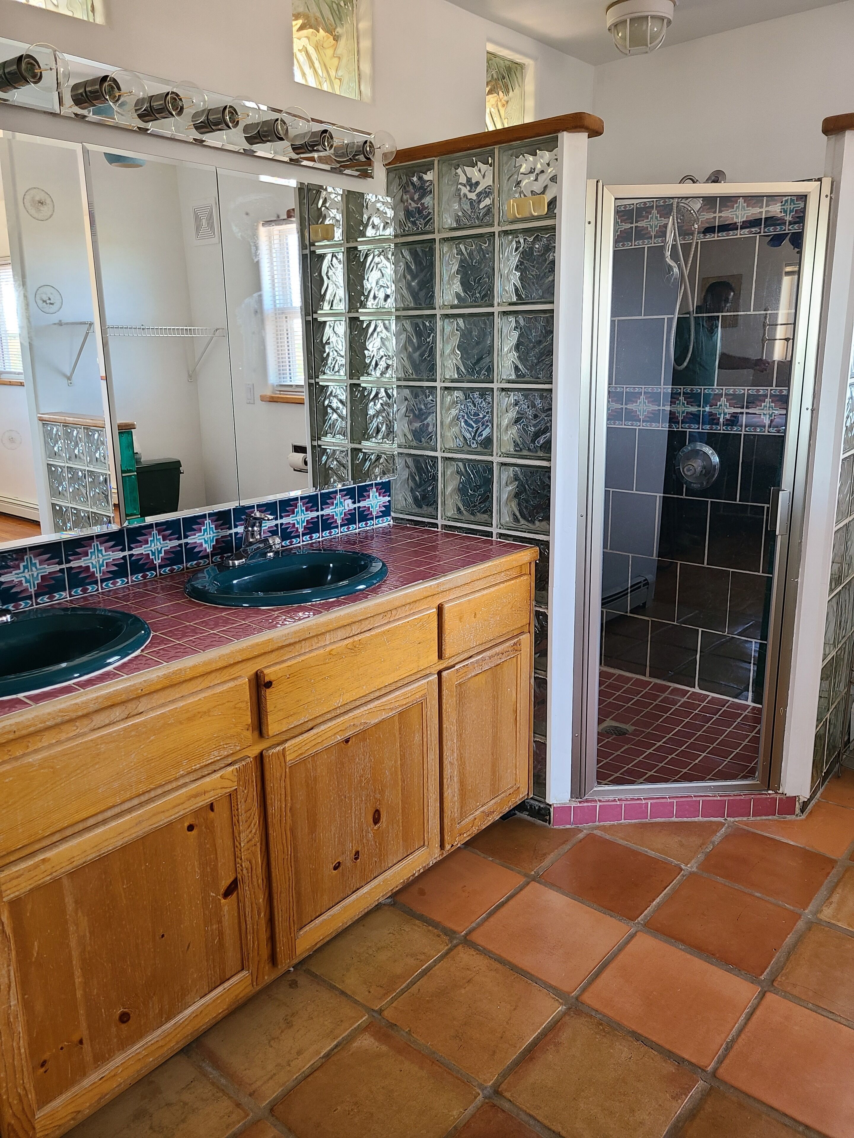Dusche, Whirlpool, Haartrockner, Handtücher