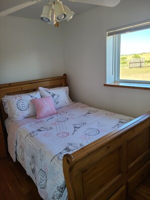 4 bedrooms, iron/ironing board, WiFi, bed sheets