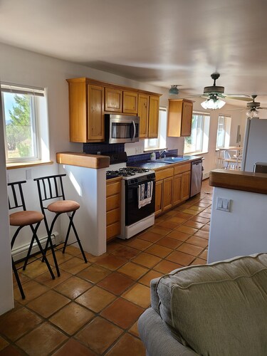 Casa De La Loma, Spacious 4-bedroom house in wonderful Santa Fe with AC.