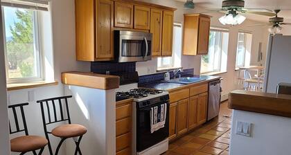 Casa De La Loma, Spacious 4-bedroom house in wonderful Santa Fe with AC.