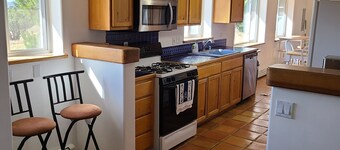 Casa De La Loma, Spacious 4-bedroom house in wonderful Santa Fe with AC.