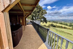 Terrace/patio - 1 Bed Cabin-sleeps 2, Hot Tub, Garden, Views, Pets (Callington)