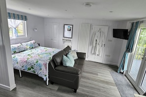 1 habitación, tabla de planchar con plancha, wifi gratis y ropa de cama