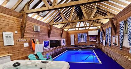 1 Bed Cabin-sleeps 2, Hot Tub, Garden, Views, Pets