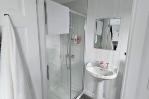 Shower, hair dryer, towels - 1 Bed Cabin-sleeps 2, Hot Tub, Garden, Views, Pets (Callington)