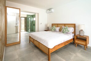 3 bedrooms, in-room safe, iron/ironing board, WiFi - To complete (Grand Baie)