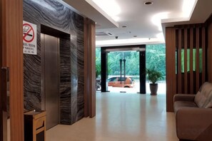 Ảnh chưa phân loại, 2 trong số 17 ảnh, nút