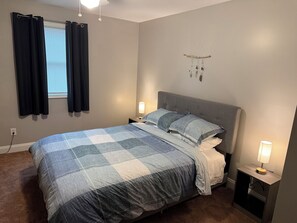 4 bedrooms, iron/ironing board, WiFi, bed sheets - 4-bedroom house on the Black River in Fort Gratiot. Dock your boat out back! (Fort Gratiot)