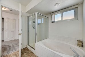 Shower, hair dryer, towels, soap - Spacious 4 bedroom with 7 beds! (Las Vegas)