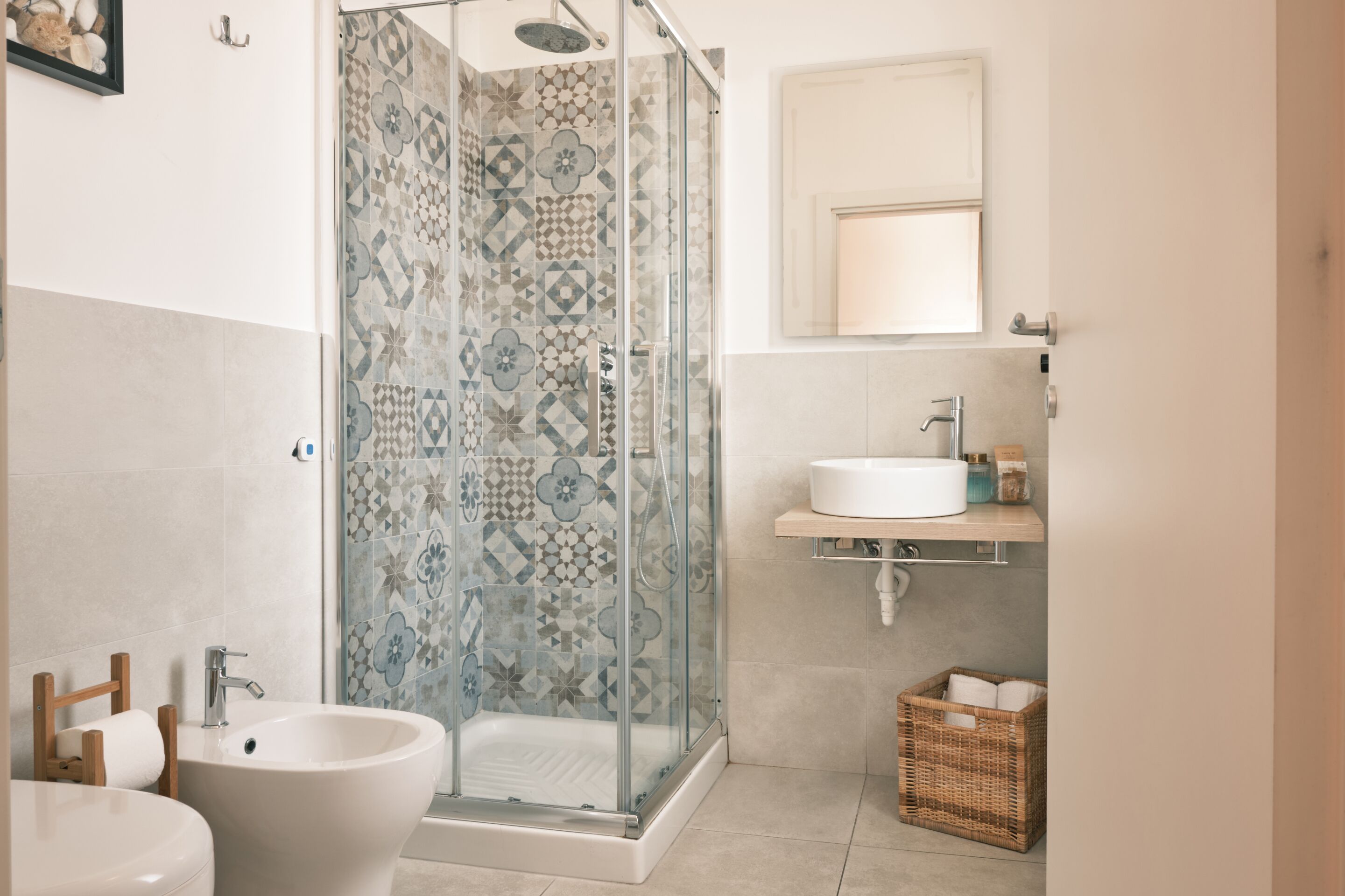Une salle de bain avec une douche à parois de verre, un lavabo blanc et une grande baignoire.