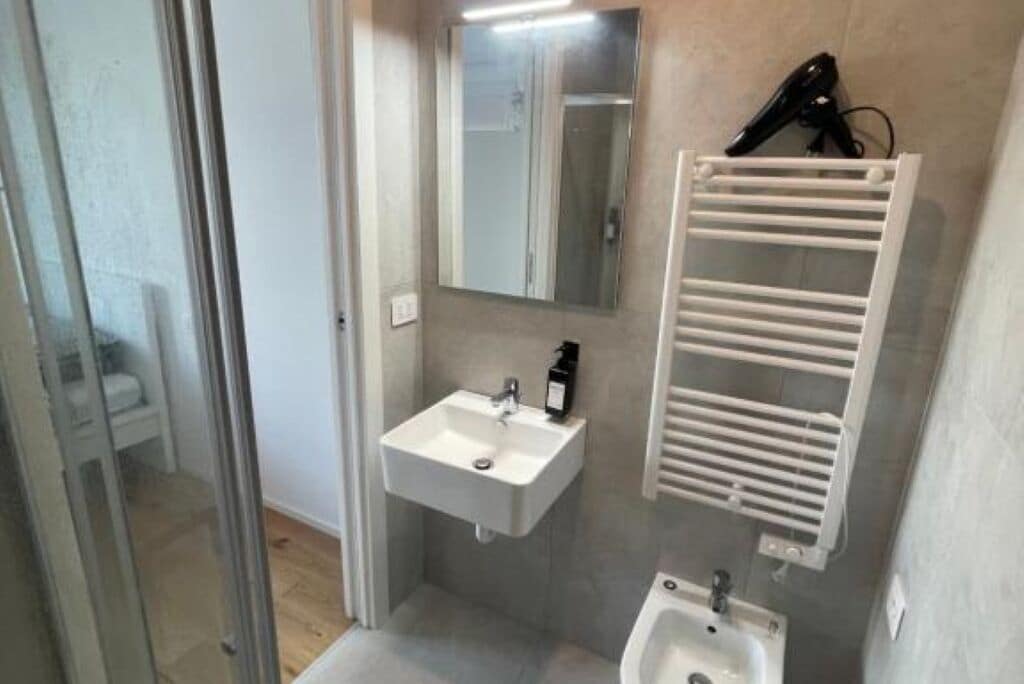 Douche, sèche-cheveux, bidet, serviettes fournies