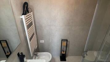 Dusche, Haartrockner, Bidet, Handtücher