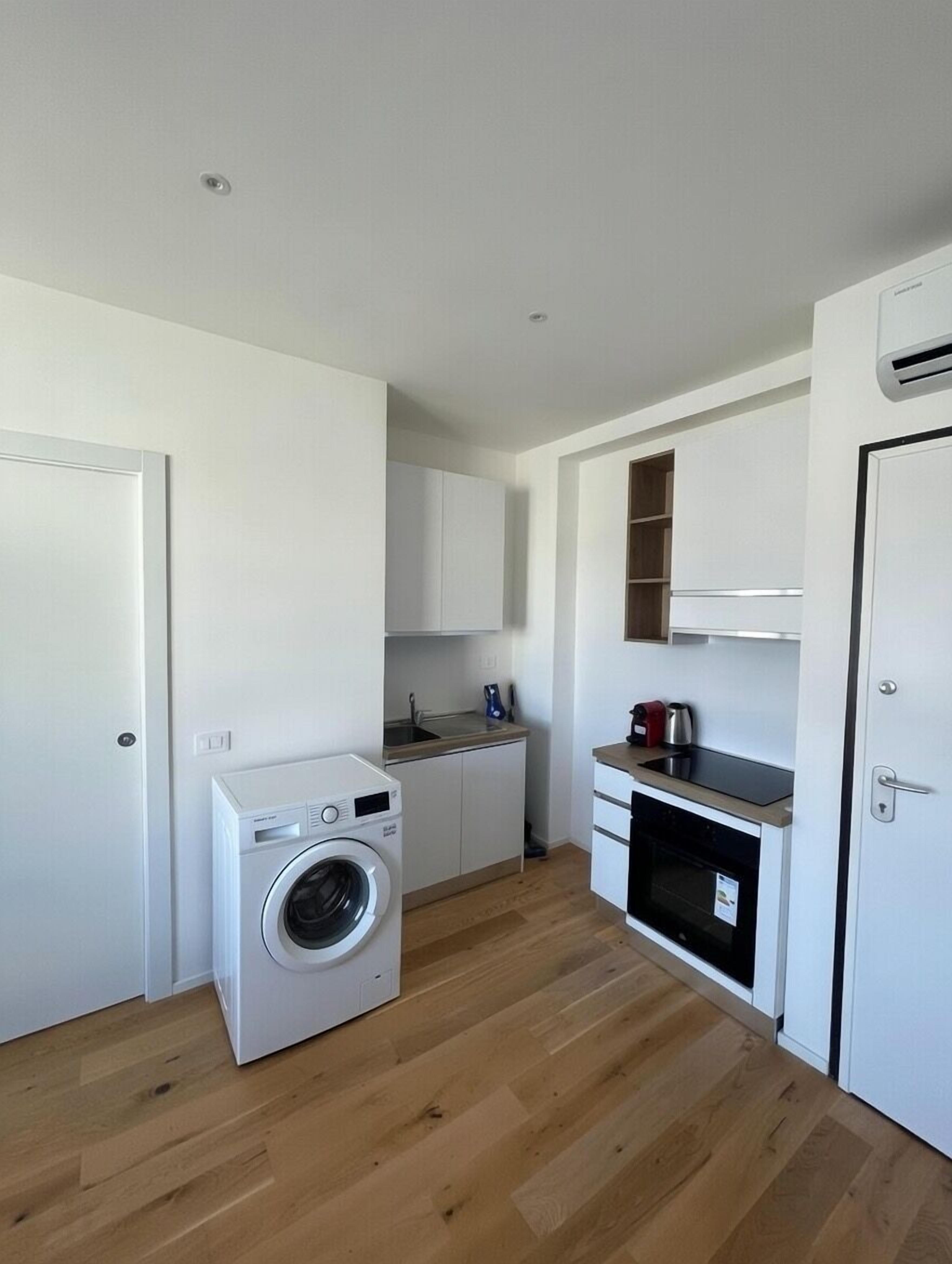 Micro-ondes, four, plaque de cuisson, lave-vaisselle