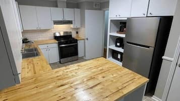 Jääkaappi, liesi, astianpesukone, keittoastiat/astiat/ruokailuvälineet