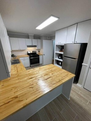 Jääkaappi, liesi, astianpesukone, keittoastiat/astiat/ruokailuvälineet